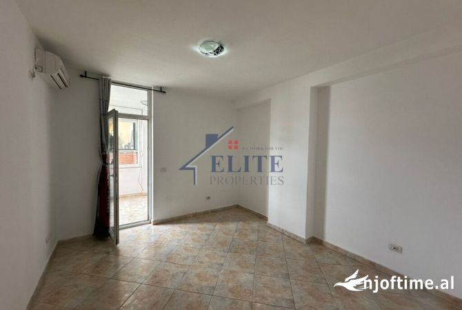 Ambiente Commerciale in Affitto 3+1 a Tirana - 1,100 Euro