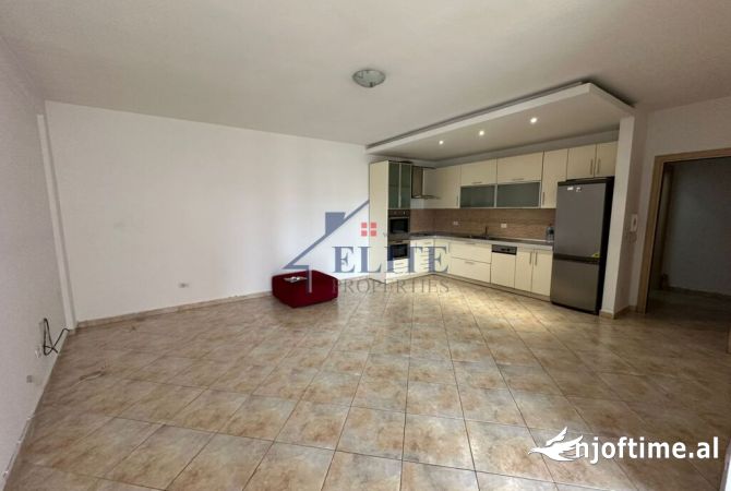 Ambiente Commerciale in Affitto 3+1 a Tirana - 1,100 Euro