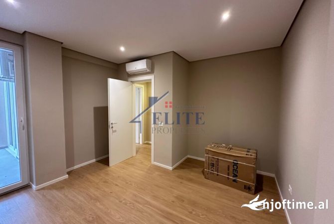 Rruga e Kavajes, zyre me qira