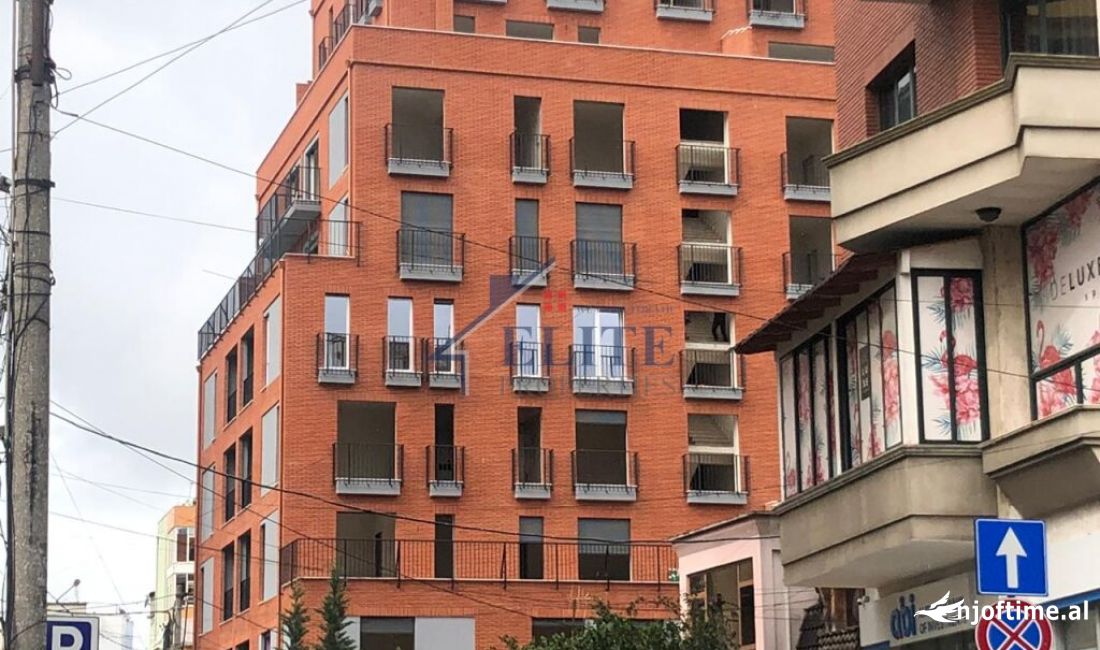 21 Dhjetori, ambient zyrash ne shitje