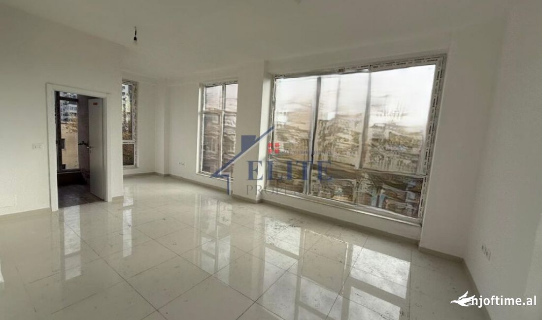 Stacioni i Trenit, zyre me qira