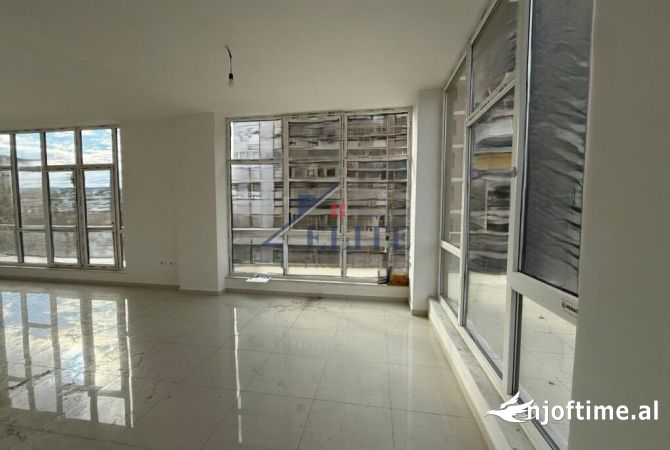 Stacioni i Trenit, zyre me qira