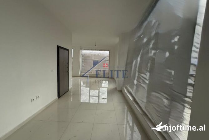 Stacioni i Trenit, zyre me qira