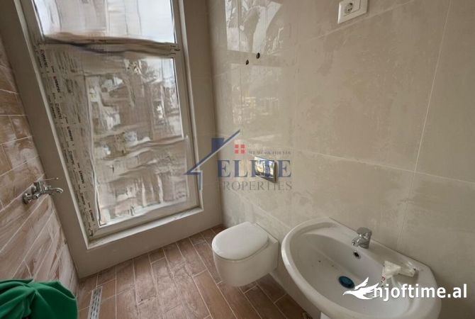 Stacioni i Trenit, zyre me qira