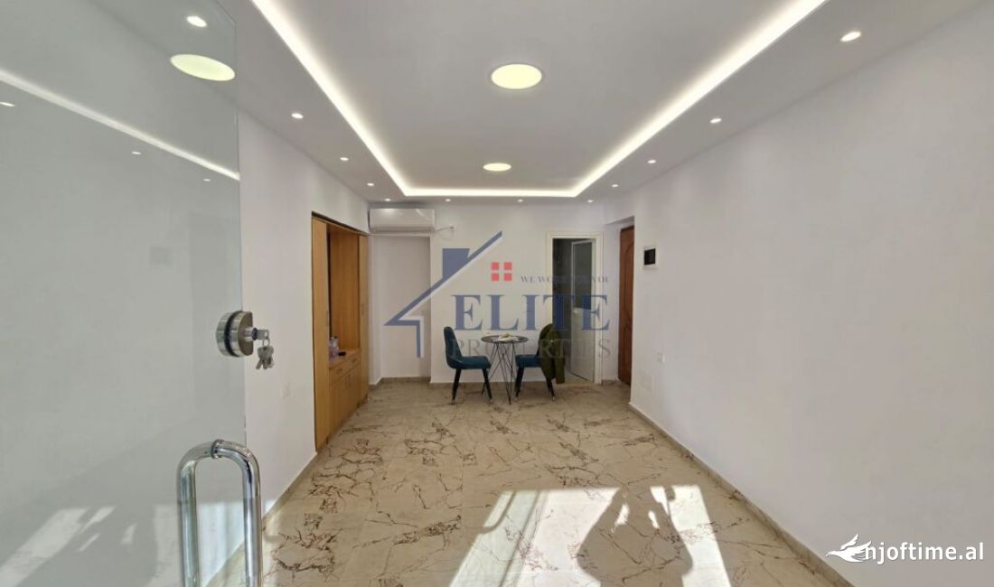 21 Dhjetori, dyqan ne shitje