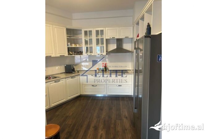 Ambiente Commerciale in Affitto 3+1 a Tirana - 1,100 Euro