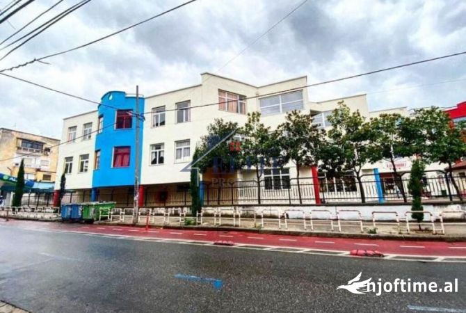 Ambiente Commerciale in Affitto 3+1 a Tirana - 1,500 Euro