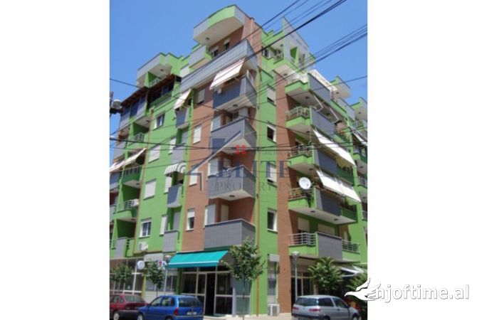 Ambiente Commerciale in Affitto 3+1 a Tirana - 700 Euro