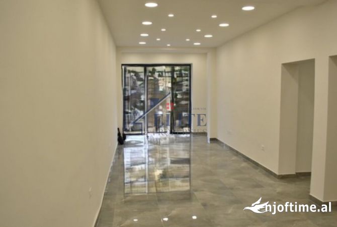 Rruga Sulejman Delvina, dyqan në shitje