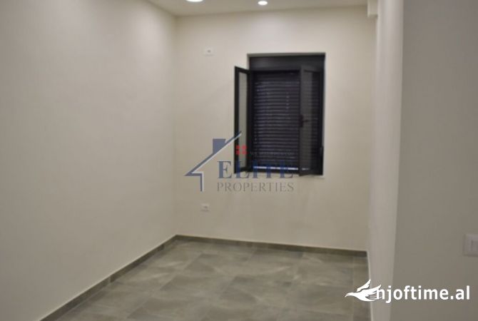 Rruga Sulejman Delvina, dyqan ne shitje