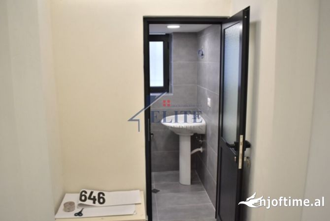 Rruga Sulejman Delvina, dyqan ne shitje