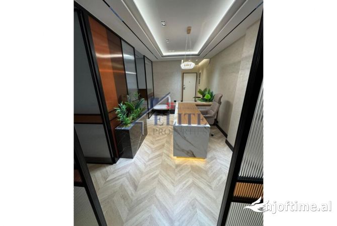 Bulevardi i Ri pranë Ish Stcionit të Trenit, zyrë me qira