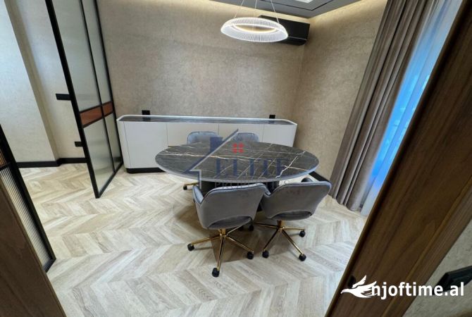 Bulevardi i Ri prane Ish Stcionit te Trenit, zyre me qira