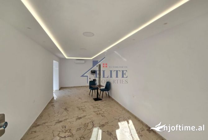 21 Dhjetori, dyqan me qira