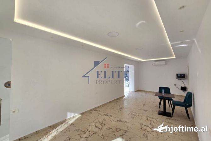 21 Dhjetori, dyqan me qira