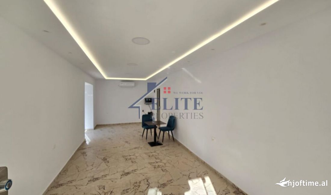 21 Dhjetori, dyqan me qira