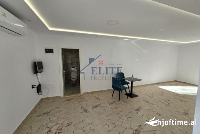 21 Dhjetori, dyqan me qira