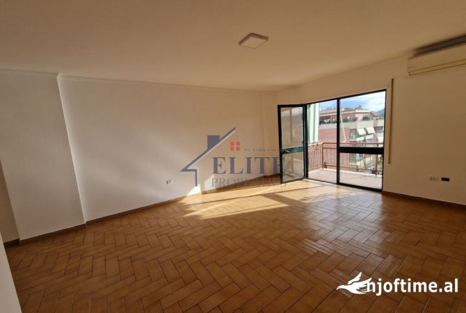 Ambiente Commerciale in Affitto 3+1 a Tirana - 200,000 Leke