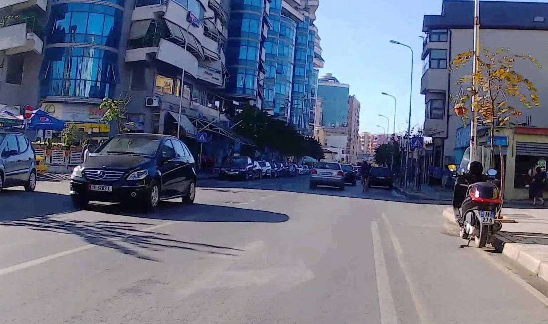 Ambient komercial ne shitje tek "Rruga e Dibres"