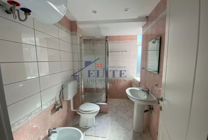 Shtepi me qera Apartament ne Tirane, 3+1, Mobilimi E mobiluar, Pagesa 1,200  Euro.