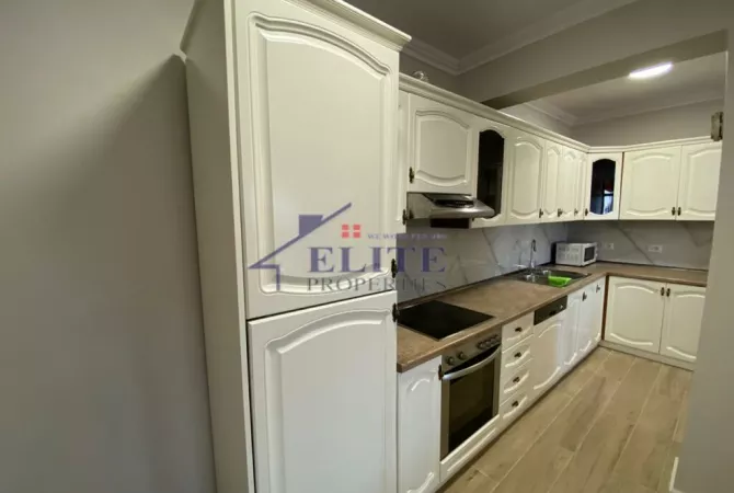 Qendër – pranë Piacës, apartament 3+1 me qira