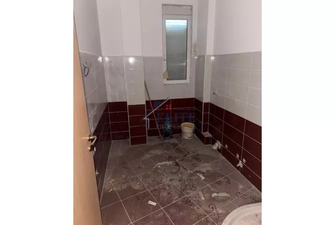 Shtepi ne shitje Apartament ne Tirane, 2+1, Mobilimi Bosh, pa mobiluar, Pagesa 130,000  Euro.