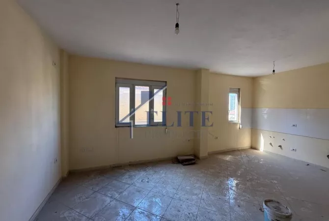 Shtepi ne shitje Apartament ne Tirane, 2+1, Mobilimi Bosh, pa mobiluar, Pagesa 130,000  Euro.