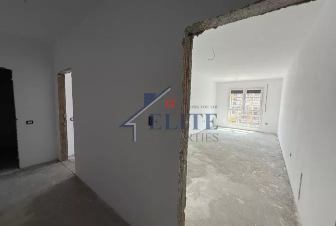 Shtepi ne shitje Apartament ne Tirane, 1+1, Mobilimi Bosh, pa mobiluar, Pagesa 100,260  Euro.