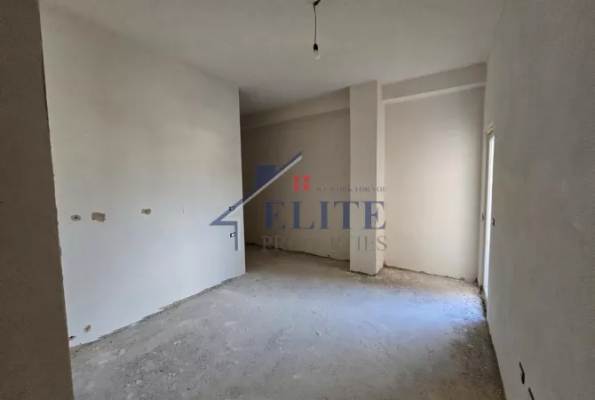 Shtepi ne shitje Apartament ne Tirane, 2+1, Mobilimi Bosh, pa mobiluar, Pagesa 192,000  Euro.