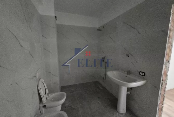 Shtepi ne shitje Apartament ne Tirane, 1+1, Mobilimi Bosh, pa mobiluar, Pagesa 100,260  Euro.