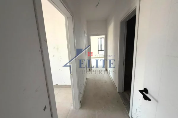 Shtepi ne shitje Apartament ne Tirane, 3+1, Mobilimi Bosh, pa mobiluar, Pagesa 229,650  Euro.
