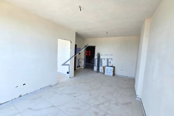 Shtepi ne shitje Apartament ne Durres, 1+1, Mobilimi Bosh, pa mobiluar, Pagesa 91,885  Euro.