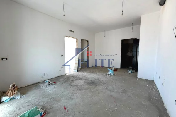 Shtepi ne shitje Apartament ne Durres, 2+1, Mobilimi Bosh, pa mobiluar, Pagesa 250,000  Euro.