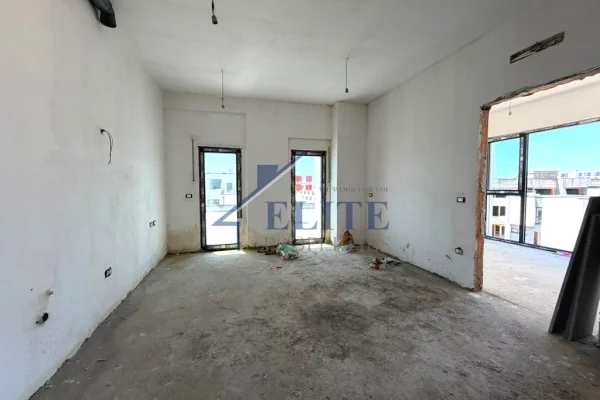 Shtepi ne shitje Apartament ne Durres, 2+1, Mobilimi Bosh, pa mobiluar, Pagesa 250,000  Euro.
