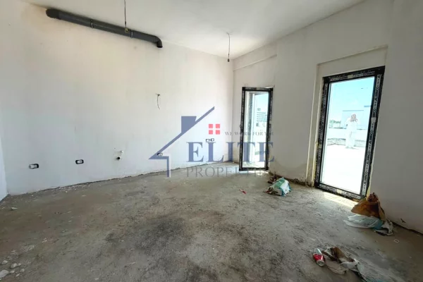 Shtepi ne shitje Apartament ne Durres, 2+1, Mobilimi Bosh, pa mobiluar, Pagesa 250,000  Euro.