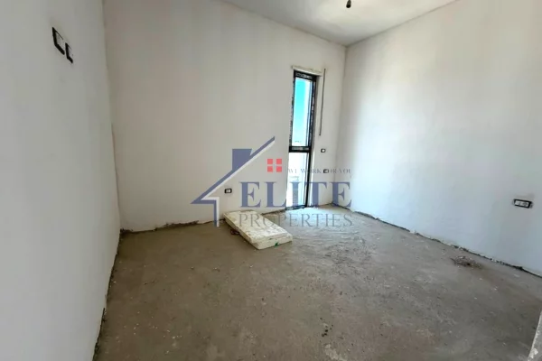 Shtepi ne shitje Apartament ne Durres, 2+1, Mobilimi Bosh, pa mobiluar, Pagesa 250,000  Euro.
