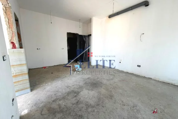 Shtepi ne shitje Apartament ne Durres, 2+1, Mobilimi Bosh, pa mobiluar, Pagesa 250,000  Euro.
