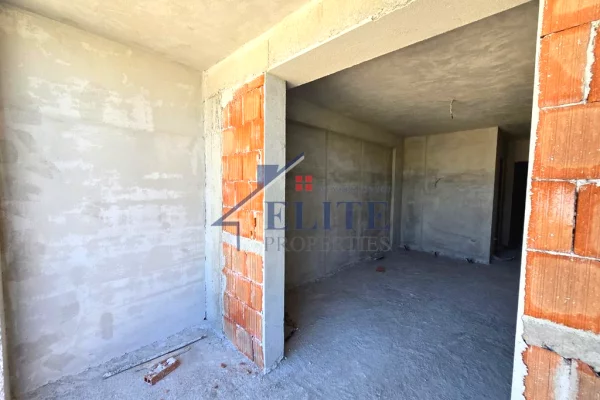 Shtepi ne shitje Apartament ne Durres, Garsoniere, Mobilimi Bosh, pa mobiluar, Pagesa 48,360  Euro.