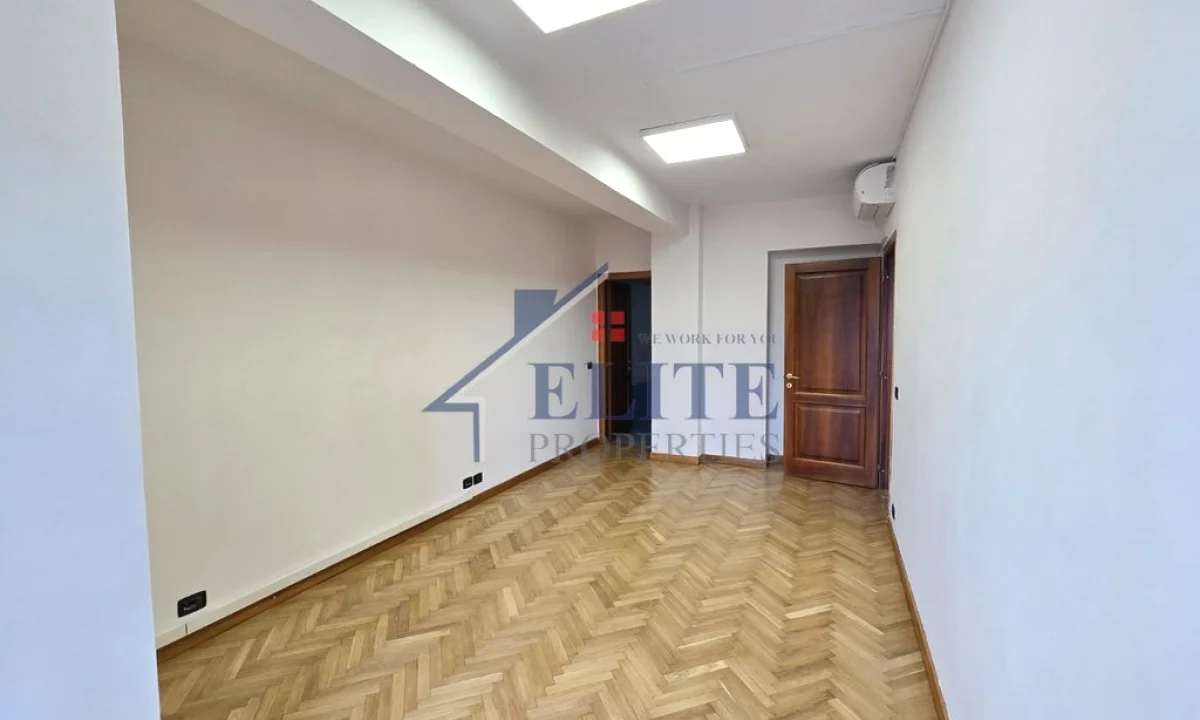 Zyre me qira ne qender, prane Toptanit