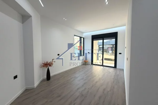Shtepi ne shitje Apartament ne Vlore, 1+1, Mobilimi Bosh, pa mobiluar, Pagesa 210,000  Euro.