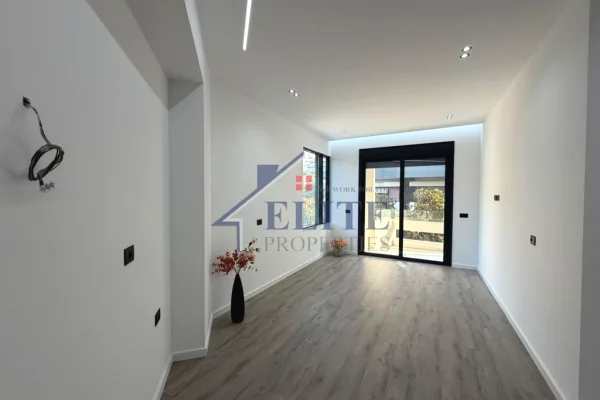 Shtepi ne shitje Apartament ne Vlore, 1+1, Mobilimi Bosh, pa mobiluar, Pagesa 210,000  Euro.