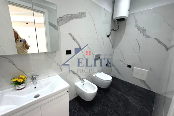 Shtepi ne shitje Apartament ne Vlore, 1+1, Mobilimi Bosh, pa mobiluar, Pagesa 210,000  Euro.