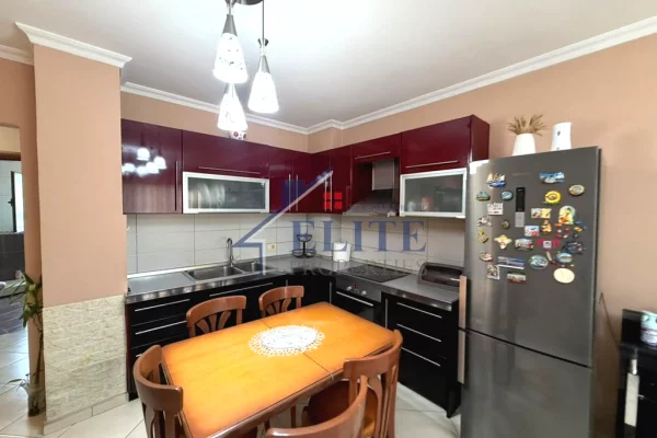 Shtepi ne shitje Apartament ne Tirane, 2+1, Mobilimi E mobiluar, Pagesa 243,000  Euro.