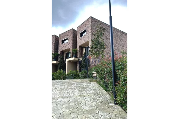 Shtepi ne shitje Vila Luksoze ne Tirane, 3+1, Mobilimi Bosh, pa mobiluar, Pagesa 750,000  Euro.