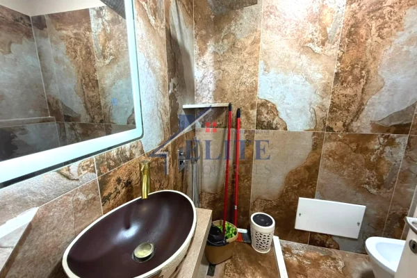 Shtepi me qera Penthose(kati i fundit panoramik) ne Tirane, 3+1, Mobilimi E mobiluar, Pagesa 1,100  Euro.