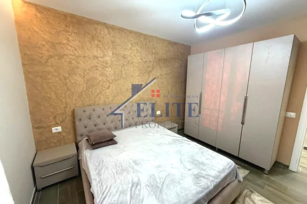Shtepi me qera Penthose(kati i fundit panoramik) ne Tirane, 3+1, Mobilimi E mobiluar, Pagesa 1,100  Euro.