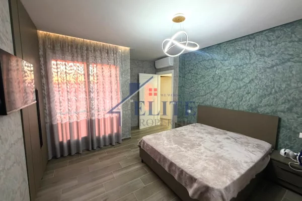 Shtepi me qera Penthose(kati i fundit panoramik) ne Tirane, 3+1, Mobilimi E mobiluar, Pagesa 1,100  Euro.