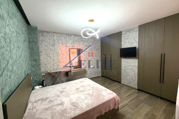 Shtepi me qera Penthose(kati i fundit panoramik) ne Tirane, 3+1, Mobilimi E mobiluar, Pagesa 1,100  Euro.