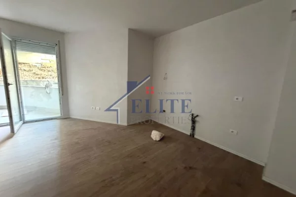 Shtepi ne shitje Apartament ne Tirane, Garsoniere, Mobilimi Bosh, pa mobiluar, Pagesa 107,200  Euro.