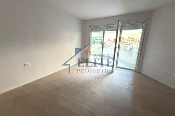 Shtepi ne shitje Apartament ne Tirane, Garsoniere, Mobilimi Bosh, pa mobiluar, Pagesa 107,200  Euro.